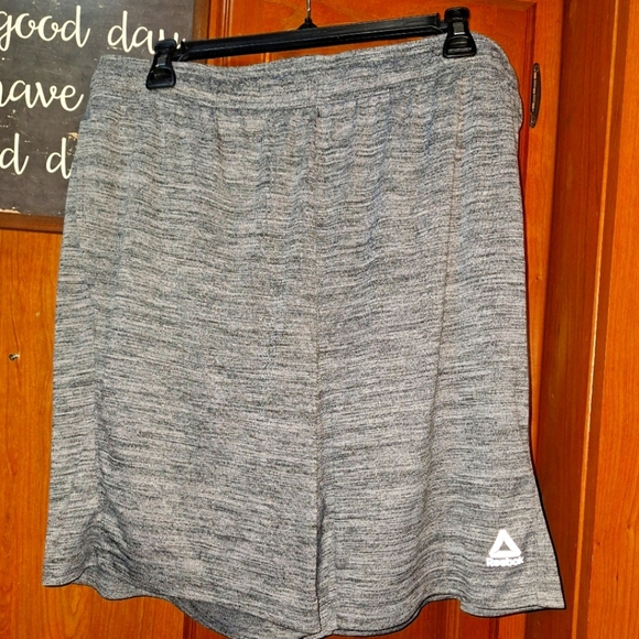 Reebok Heathered Gray Performance Shorts In A Ladies Size Large. - Picture 1 of 9